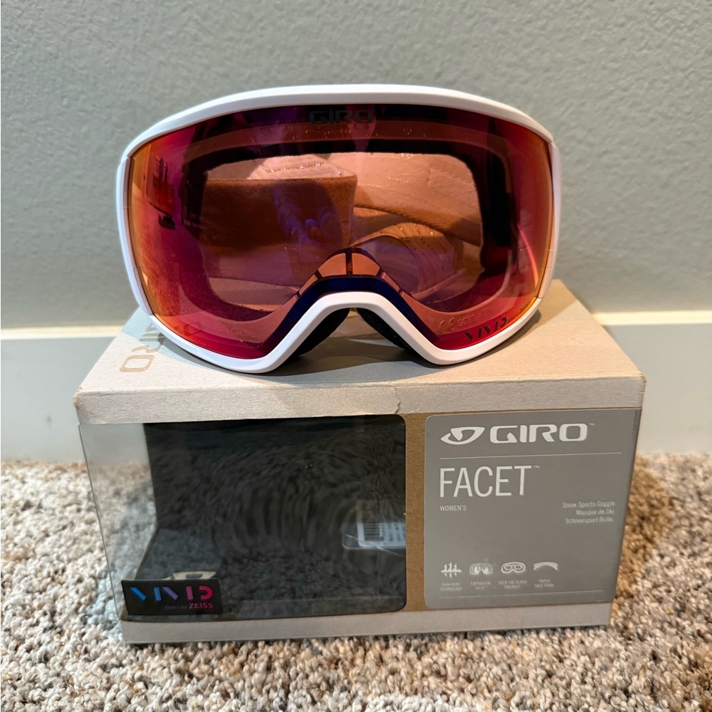Snowboarding Goggles - Picture 3 of 7
